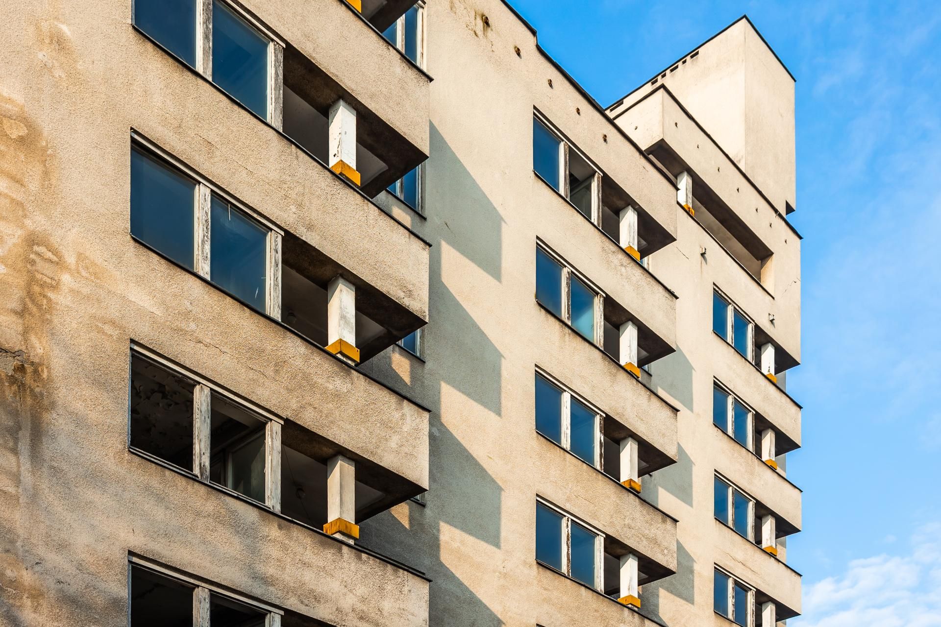 Szpiegowo, blok na Sobieskiego 100 w Warszawie