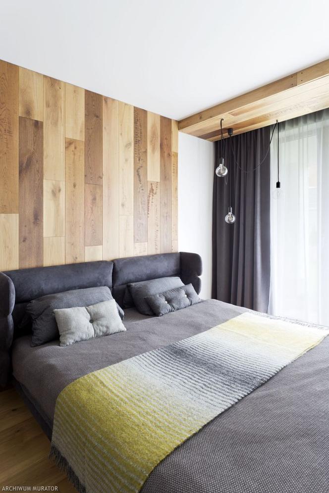 Ściana w sypialni z drewna