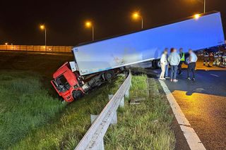 Ciężarówka runęła z nasypu na węźle pod Warszawą