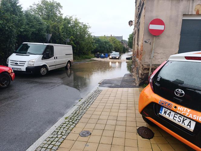 Zagrożenie powodziowe. Głuchołazy. Woda przelała się przez wały. Zalewa miasto