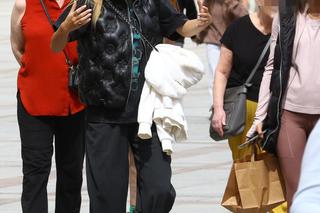 Marcelina Zawadzka chroni ciążowy brzuszek