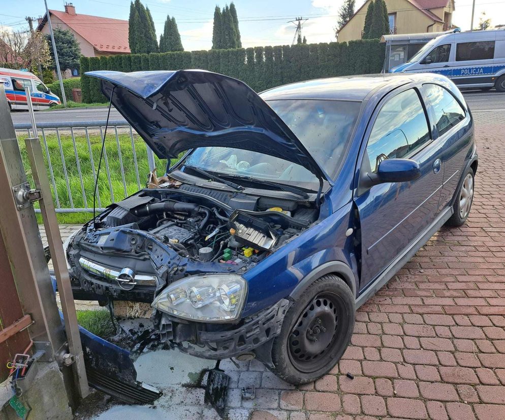 Łęg Tarnowski. Opel wypadł z jezdni i uderzył w betonowe ogrodzenie