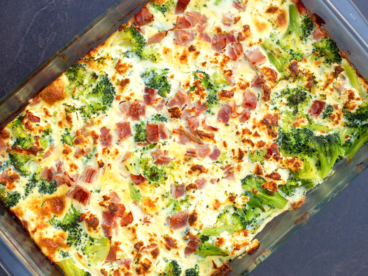 Jak przyrządzić brokuły do obiadu? Oto super keto zapiekanka z brokułów i szynki