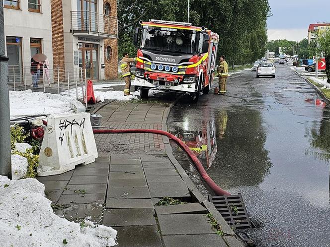 Nawałnica nad Gnieznem. Miasto zalały strumienie wody po ulewie i gradobiciu [ZDJĘCIA].