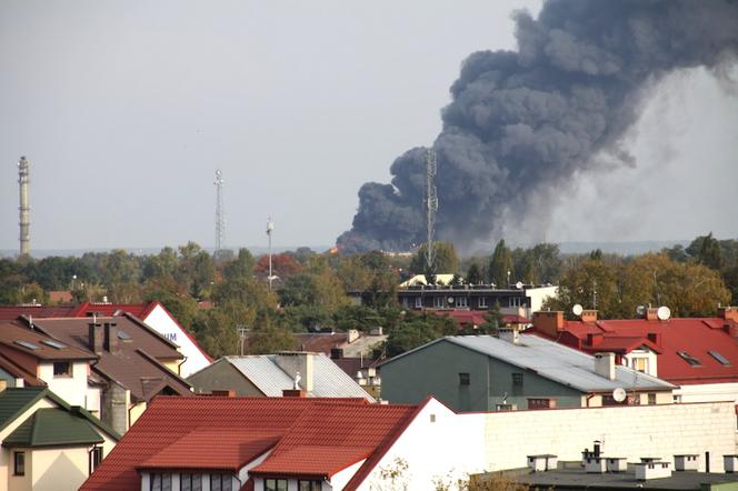 Pożar w Legionowie - ZDJĘCIA: Płonie hala z tworzywami sztucznymi przy ul. Sikorskiego