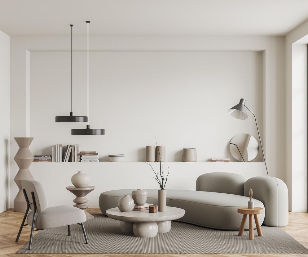 Minimalistyczny japońsko-skandynawski salon. Meble i dodatki w stylistyce japandi