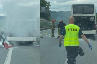 Autokar na zakopiance stanął w płomieniach. Na pomoc ruszył policjant z gaśnicą