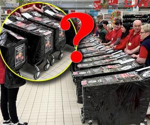 Tajemnicze wózki w Auchan! Klienci kupują kota w worku. Co jest w środku?