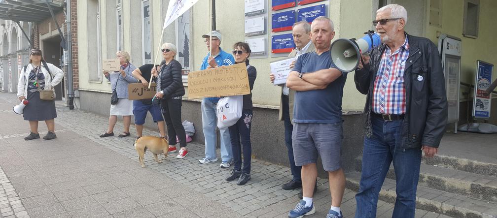 Gdańszczanie solidaryzują się z osobami niepełnosprawnymi oraz ich rodzinami protestującymi w Sejmie. Od wtorku przed biurem PiS na Targu Drzewnym odbywają się demonstracje.