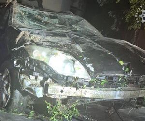 Żory. Nie zauważył ronda, bo patrzył w telefon! 18-latek dachował i cudem uniknął śmierci