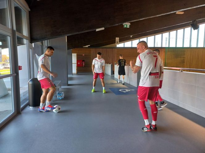 Na co dzień ratują, a dziś grają. Strażacka rywalizacja na parkiecie w Lesznie