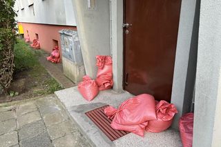 Wrocław szykuje się na powódź. W centrum wszędzie leżą worki z piaskiem