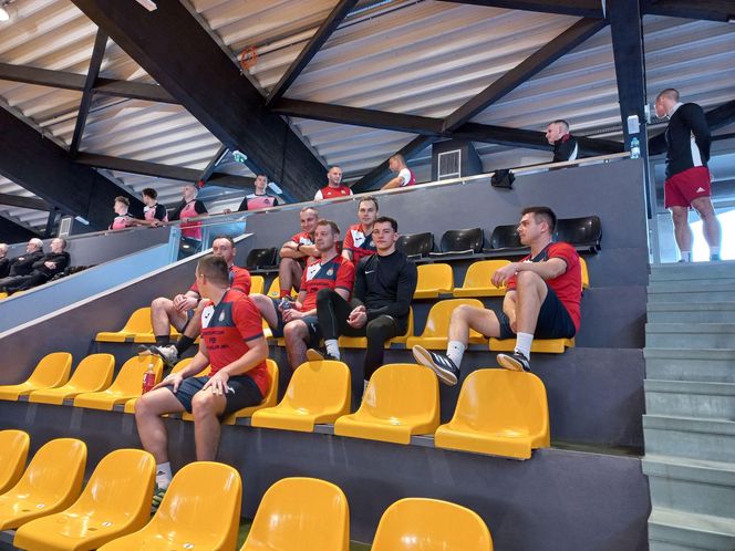 Na co dzień ratują, a dziś grają. Strażacka rywalizacja na parkiecie w Lesznie