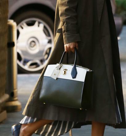 Selena Gomez przed hotelem Peninsula w Beverly Hills