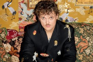 Błażej Król singlem zapowiada nowy album. Rusza przedsprzedaż płyty Popiół