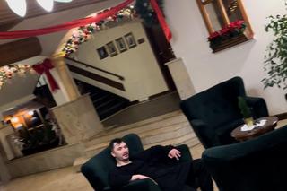 Daniel Martyniuk  skuty w kajdanki wyprowadzony z hotelu