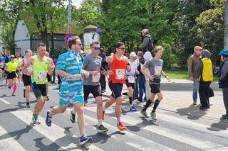 Wings For Life World Run 2025 w Poznaniu. Ponad osiem tysięcy uczestników uciekało przed Małyszem
