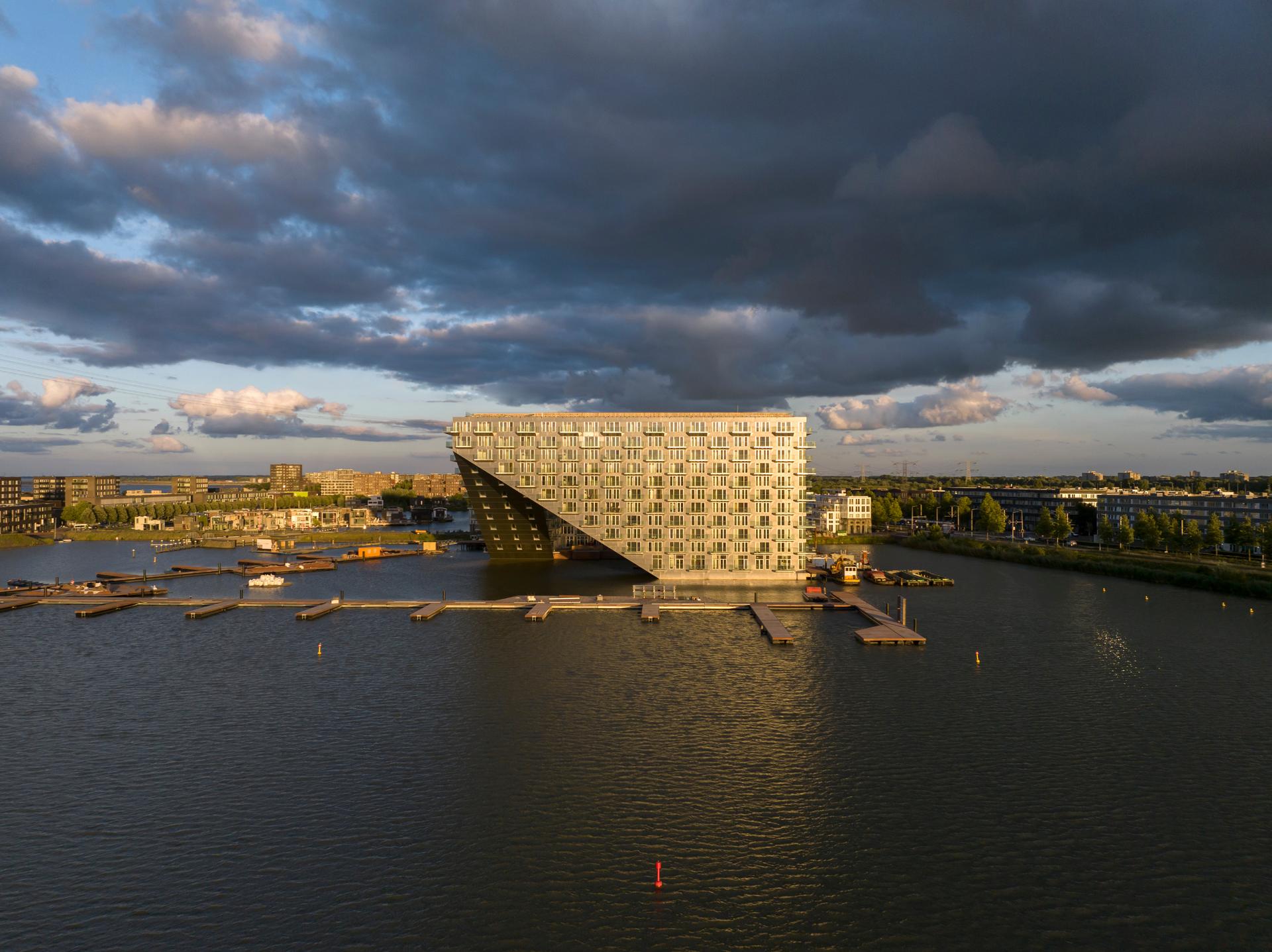 Blok Sluishuis w Amsterdamie_Bjarke Ingels Group_(BIG)_Barcode Architects_45