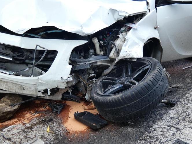 Dramatyczny wypadek na S8. Opel huknął w taksówkę, ciężarna kobieta w szpitalu
