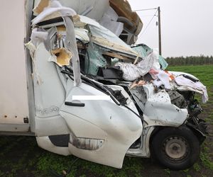 Bus wbił się w tył przyczepy traktora! O krok od tragedii na DK 62