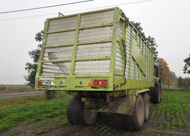 Bus wbił się w tył przyczepy traktora! O krok od tragedii na DK 62
