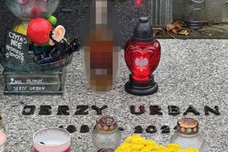Grób Jerzego Urbana w Zaduszki. Niewiarygodne, co mu położyli na płycie!
