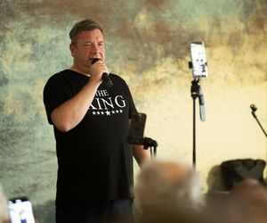 Michał Wójcik robi furorę na koncertach! Poseł chce być nowym Elvisem