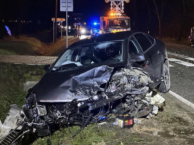 Nastolatek wymusił pierwszeństwo. Z auta wyleciał fotelik dla dziecka. Trzy osoby ranne, w tym 5-letni maluszek