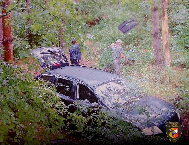 Przyłapani na wyrzucaniu śmieci w lesie