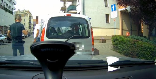 Policja pokazuje dramatyczna nagranie z pijanym kierowcą. 49-latek siał postrach na drogach Piaseczna