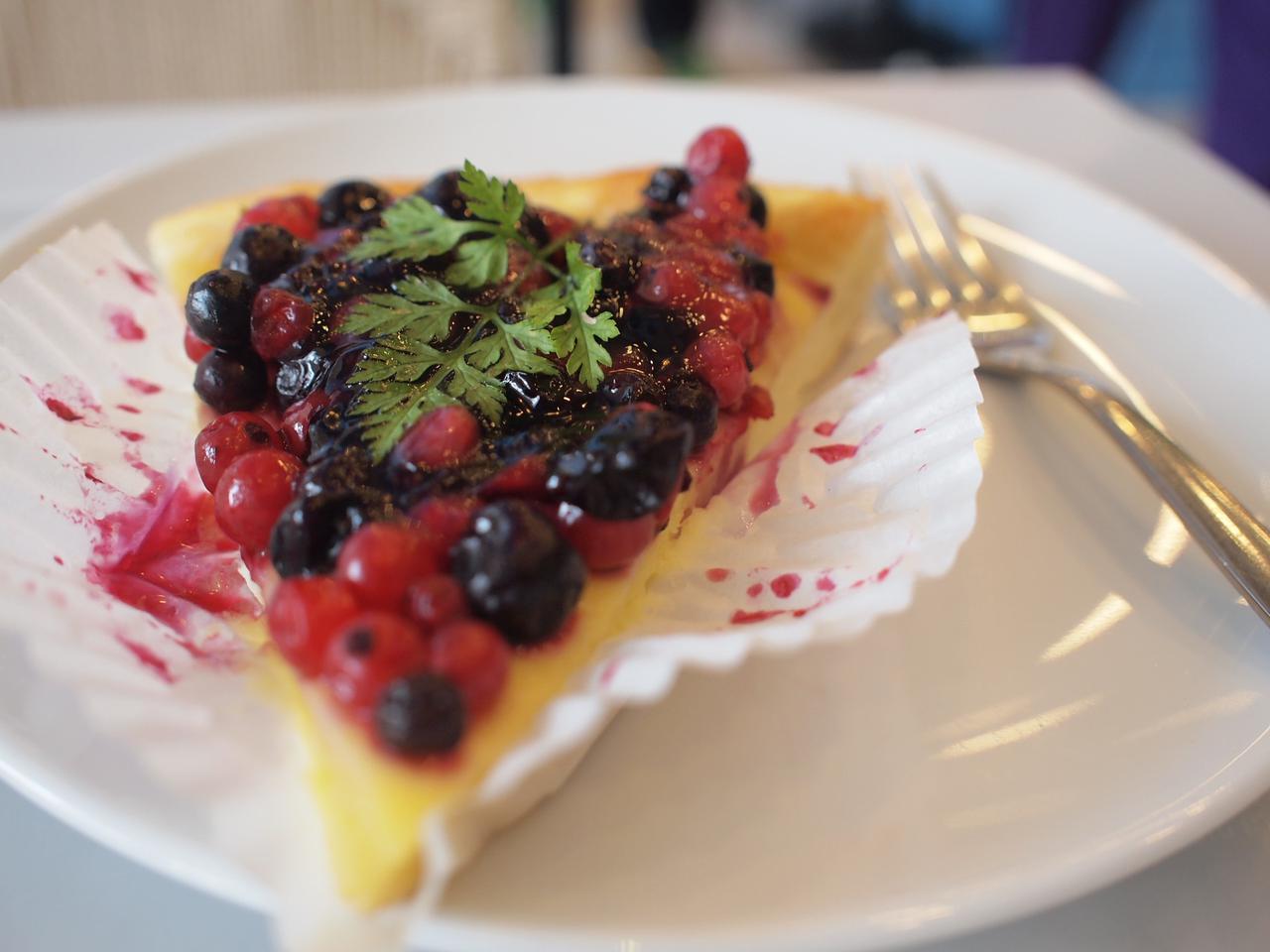 Tarta z czerwonymi i czarnymi porzeczkami: dobry przepis