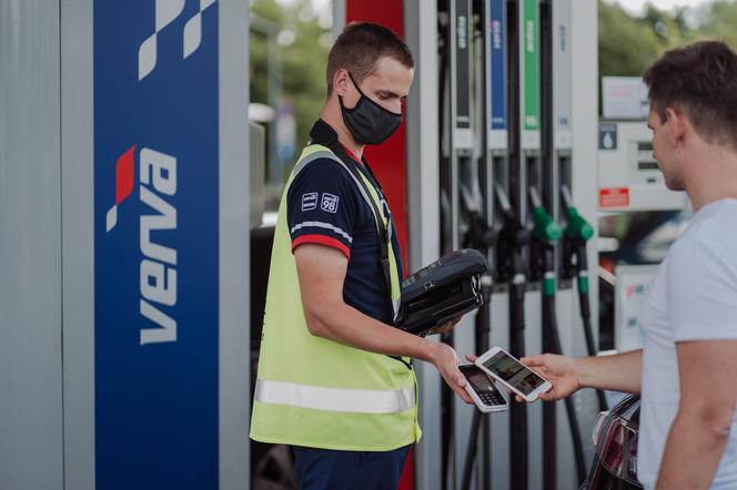 Mobilny Kasjer rozładuje kolejkę na stacji 