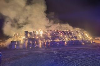 Pożar na polu. Spłonęło 1000 balotów słomy