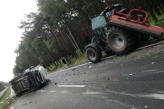 Poważny wypadek na DK1 w Kobiórze. Dostawczak zderzył się z ciągnikiem rolniczym. Jedna osoba jest ranna