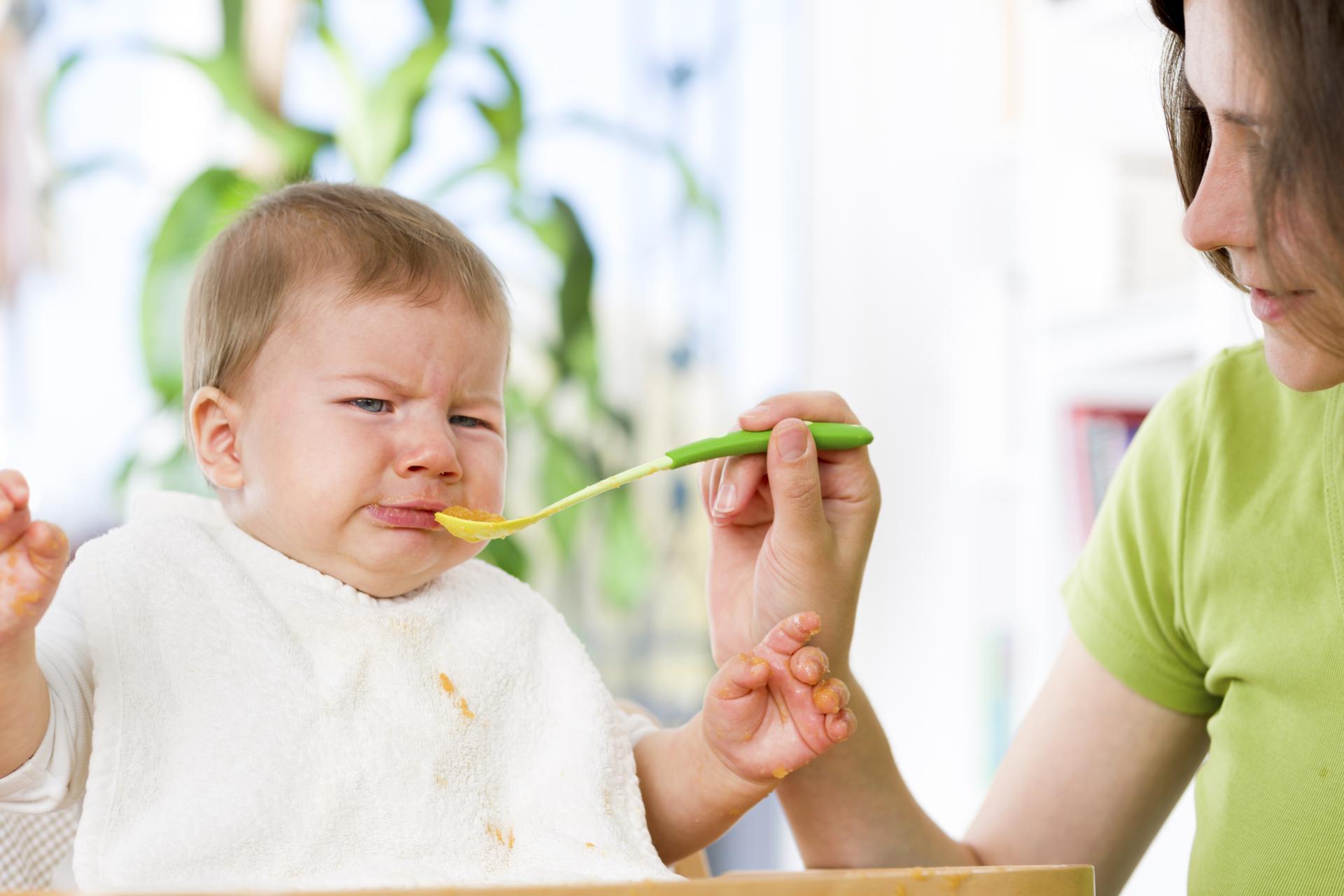 Дети кушают и плачут. Нарушение аппетита у детей. Ребенок отказывается от еды. Еда для детей. Ребенок отказывается кушать.