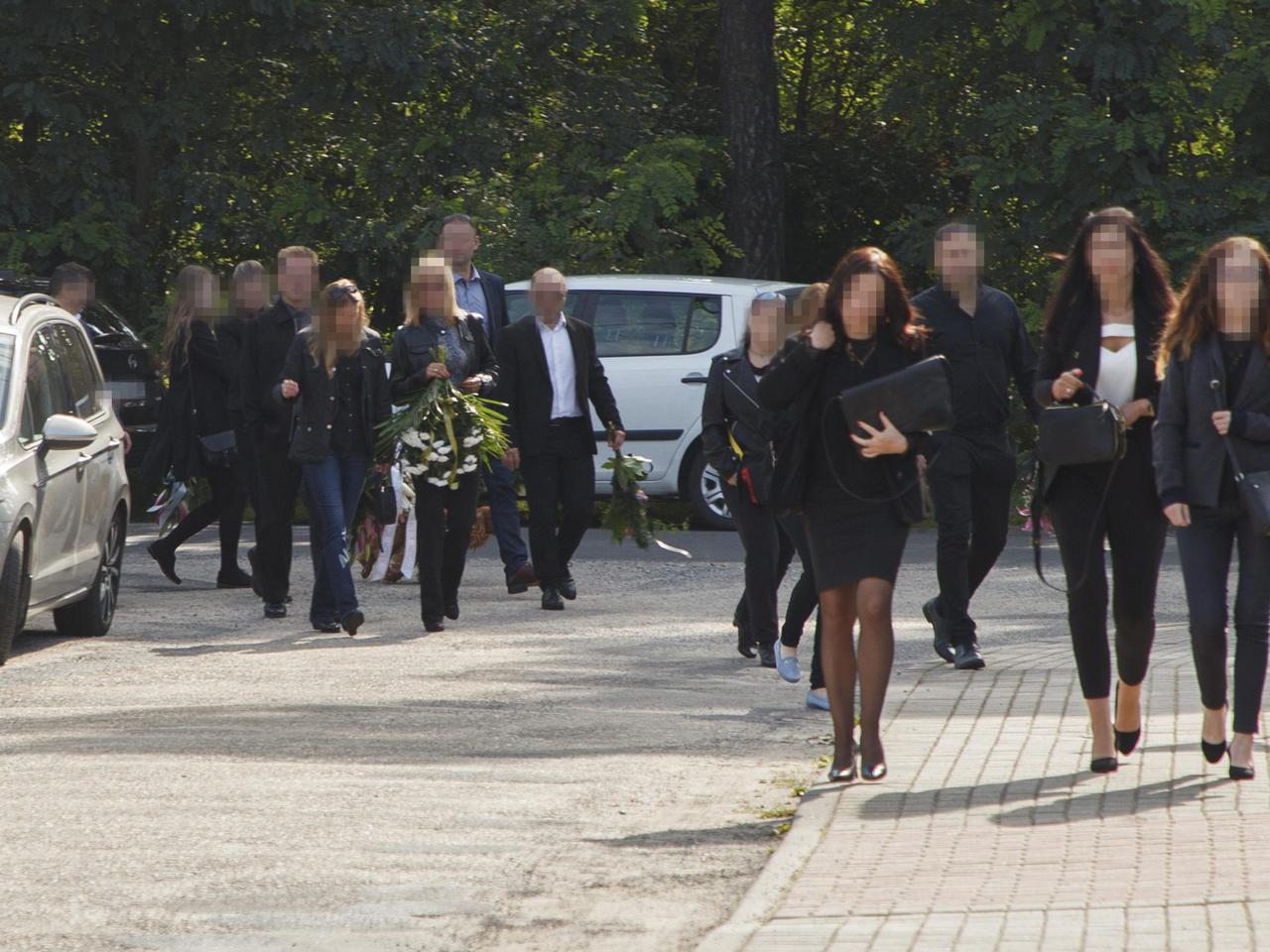 Ślub wezmą teraz w niebie. Tłumy i białe róże na pogrzebie ofiar wypadku w Świecy. Zapis relacji