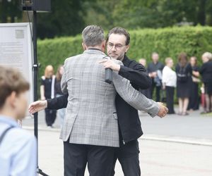 Pogrzeb Joanny Kołaczkowskiej. Tak pożegnali ją przyjaciele z kabaretu. Borek płakała jak uczennica