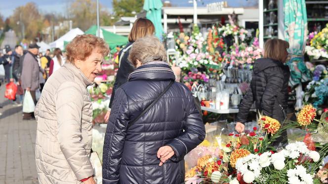 Oprócz znicza można było kupić kebaba. Tłumy przy cmentarzy na lubelskim Majdanku. Zobaczcie!