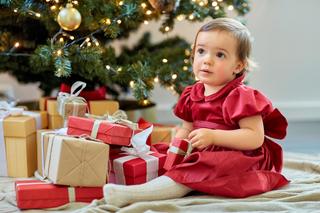 Mówienie dziecku, że prezenty przynosi Mikołaj to grzech? Ksiądz tłumaczy