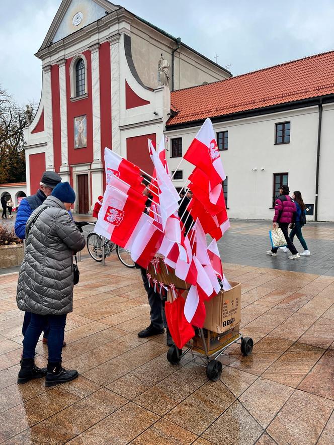 11 listopada. Narodowe Święto Niepodległości w Lublinie. Sprzedawca flag: "Z poczucia patriotyzmu nie podwyższałem cen"