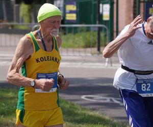 Seniorzy w Bydgoszczy pokazali moc! Blisko setka na starcie pierwszego Biegu Seniora