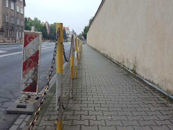Zamontują błotochrony przy murze lapidarium w Lesznie