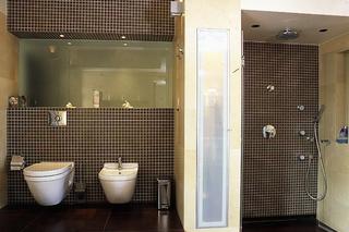Jak pozbyć się wilgoci z łazienki? Przepis na izolację łazienki folią w płynie