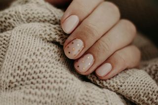 Lniane paznokcie to idealny manicure dla minimalistek