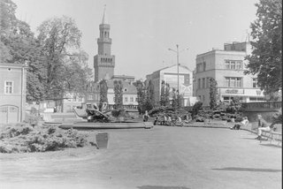 Plac Wolności - widoczna m.in. fontanna. W oddali wieża Ratusza, rok 1975-06 