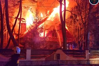 Drewniany dom stanął w płomieniach. Potworny pożar w Milanówku