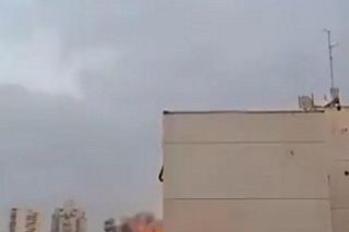 Wielki atak na Izrael! Na zdjęciach widać, jak rakieta trafia w blok