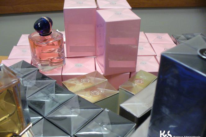 Podrabiane perfumy na lotnisku w Goleniowie. Pasażer miał ich aż trzy torby!