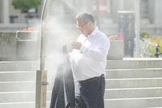 Michał Wójcik oblewa się wodą