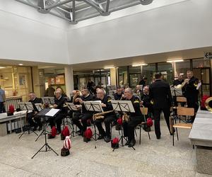 Górnicy z Bełchatowa odwiedzili Instytut Centrum Zdrowia Matki Polki w Łodzi. Mieli prezenty dla dzieci, ale nie tylko [ZDJĘCIA, WIDEO] 